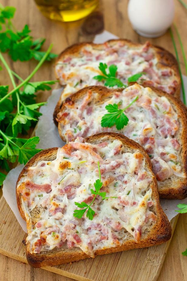 Flammekueche Toasts mit Lardons, Zwiebeln und saurer Sahne creme fraiche.
