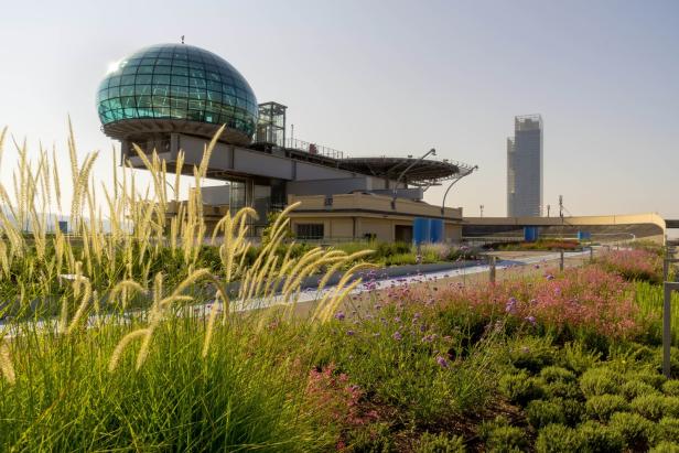Blick auf den Lingotto-Komplex in Turin mit dem „Bubble“-Konferenzzentrum und einem Dachgarten.
