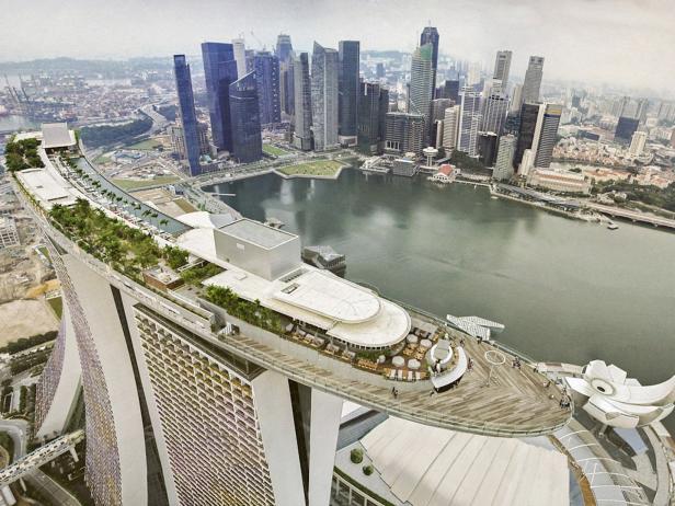 Luftaufnahme des Marina Bay Sands Hotels in Singapur mit Blick auf die Skyline.