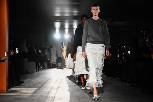Models laufen auf einer Modenschau in Kleidung mit Spitze und Strickwaren.