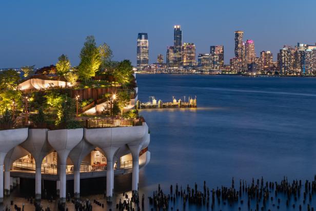 Little Island, ein Park auf dem Hudson River in New York, bei Nacht.