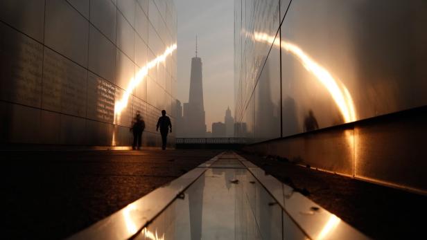 Das 9/11-Denkmal in New Jersey mit Blick auf die Skyline von Manhattan im Hintergrund.