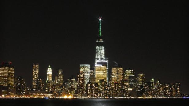 Die Skyline von New York City leuchtet in der Nacht.
