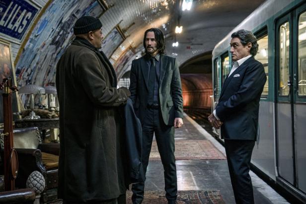Keanu Reeves, Laurence Fishburne und Ian McShane in einer U-Bahn-Station.