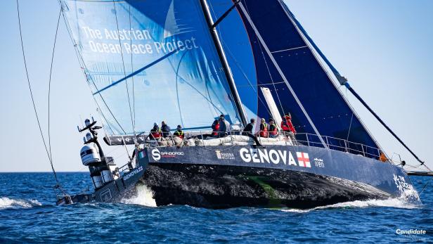 Ein Segelboot mit der Aufschrift „The Austrian Ocean Race Project“ auf dem Segel fährt auf dem Meer.