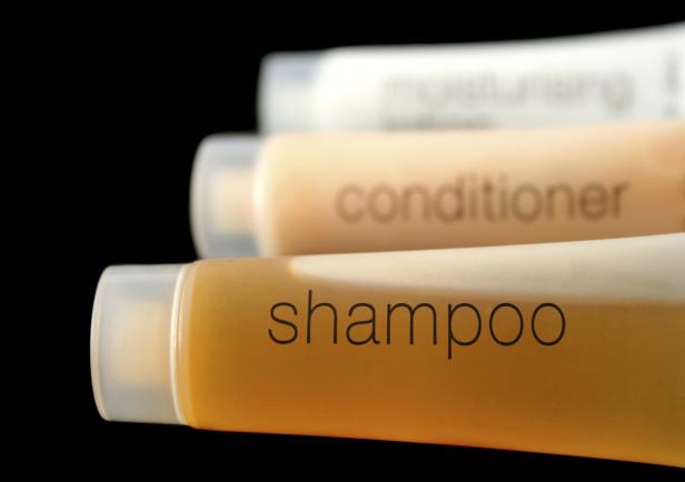 Sollten Sie Conditioner vor dem Shampoo verwenden?