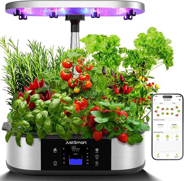 Ein intelligenter Indoor-Garten mit verschiedenen Pflanzen wie Tomaten, Erdbeeren und Kräutern.