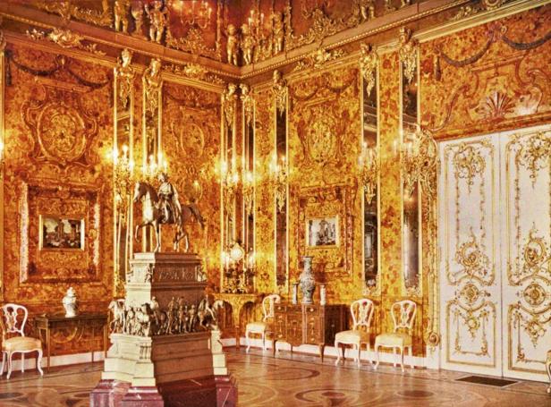Innenansicht des rekonstruierten Bernsteinzimmers im Katharinenpalast in Sankt Petersburg.