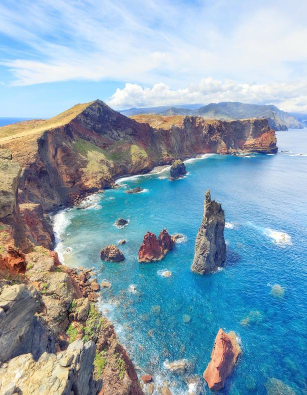 Die zerklüftete Küste von Ponta de São Lourenço auf Madeira mit roten Felsen und blauem Meer.