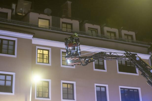 Großeinsatz in Krems: Küchenbrand in Dachgeschosswohnung