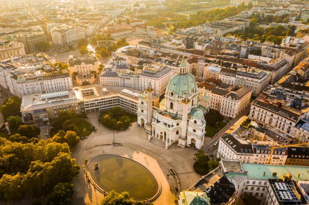 Luftaufnahme der Karlskirche in Wien im goldenen Morgenlicht.