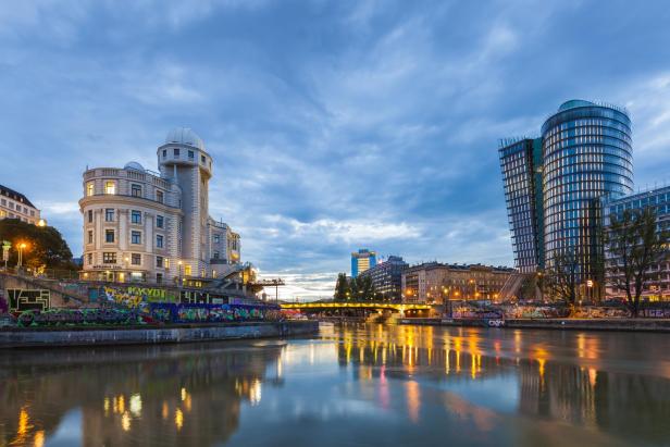 Die Wiener Urania, der Uniqa Tower und der Donaukanal in Wien.