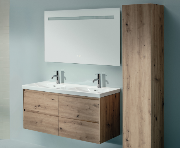 Ein Badezimmer mit einem Doppelwaschbecken aus Holz und einem beleuchteten Spiegel.