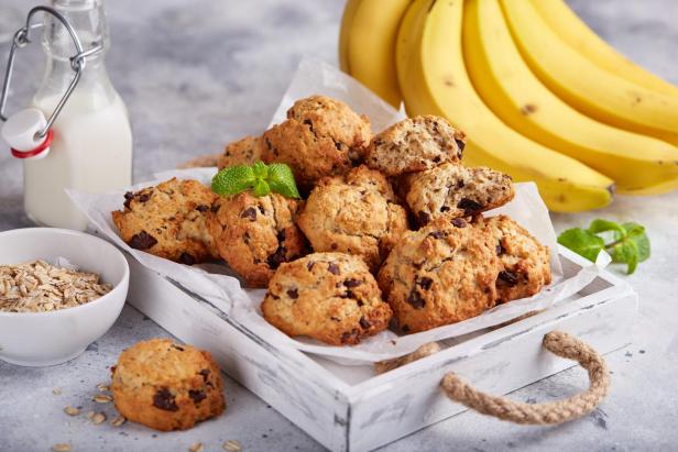 Kekse mit Haferflocken, Bananen und Schokolade. Köstliche hausgemachte Kekse, serviert mit Milch.