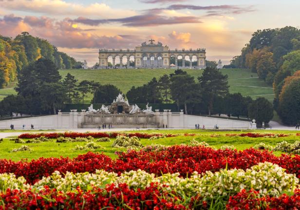 Gloriette Pavillon und Neptun-Brunnen im Park Schönbrunn, Wien, Österreich.