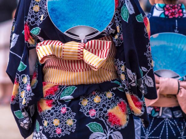 Japanische Frauen tragen traditionelle casual Sommer Kostüme „Yukata“-„Kimono“.