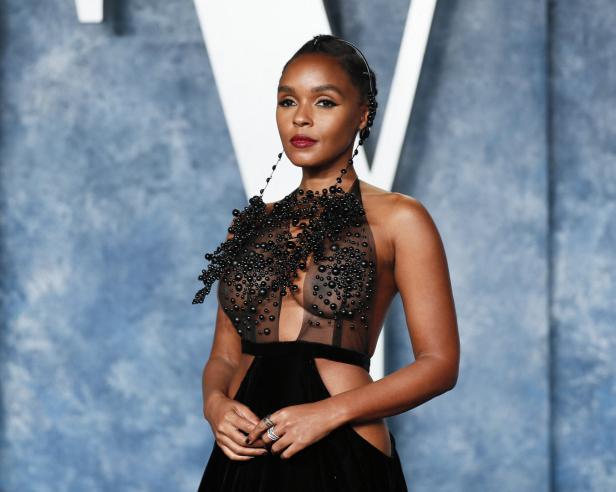 Janelle Monáe in einem schwarzen Kleid mit aufwendigem Perlenschmuck.