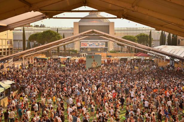 Eine große Menschenmenge versammelt sich unter einem Zelt für das Sónar Festival in Barcelona.
