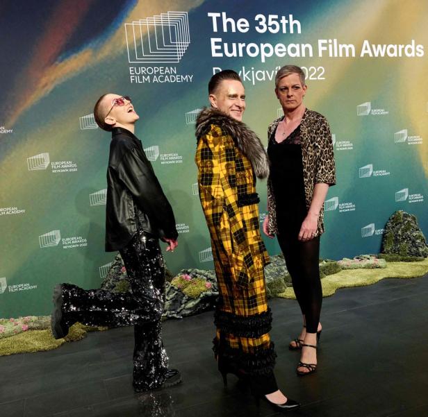 Drei Personen posieren bei den 35. Europäischen Filmpreisen in Reykjavik 2022.