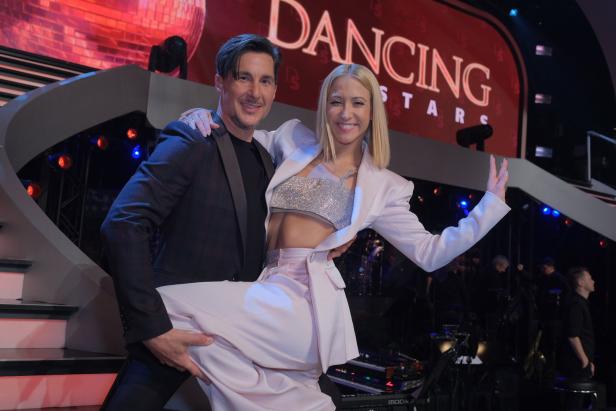 Liebesgerüchte bei "Dancing Stars": Bei diesen Paaren soll es heftig knistern