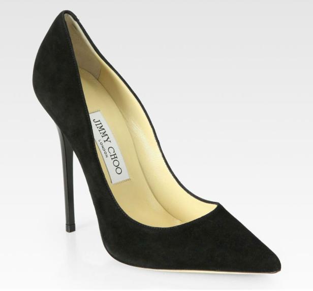 Ein schwarzer Wildleder-Pumps von Jimmy Choo mit hohem, dünnem Absatz.