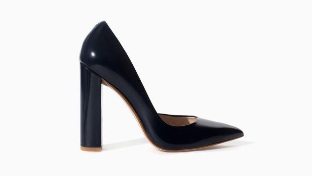 Ein einzelner, dunkelblauer High Heel mit Blockabsatz steht auf einem weißen Hintergrund.