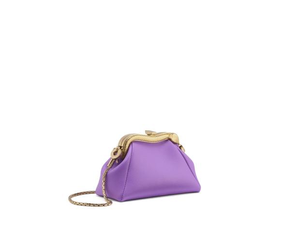 Eine lilafarbene Handtasche mit goldenem Verschluss und Kette auf einem weißen Hintergrund.