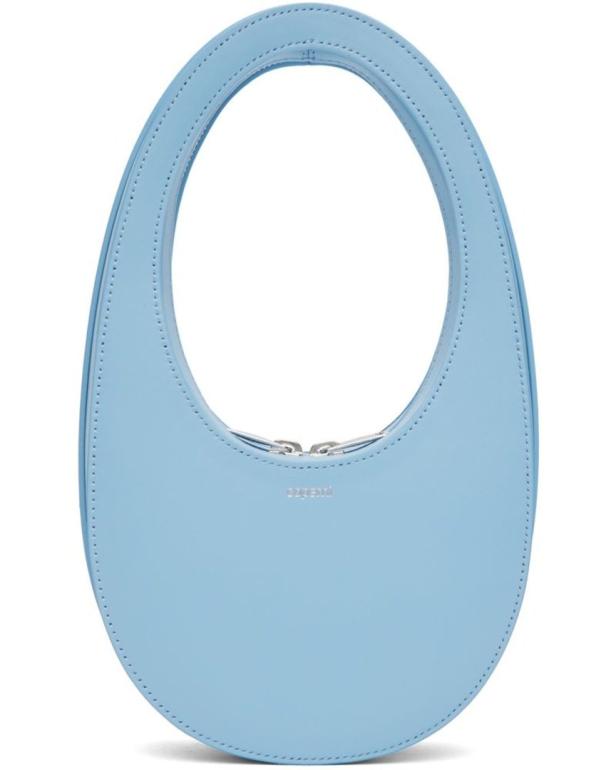 Eine hellblaue Ledertasche mit einem ovalen Griff.
