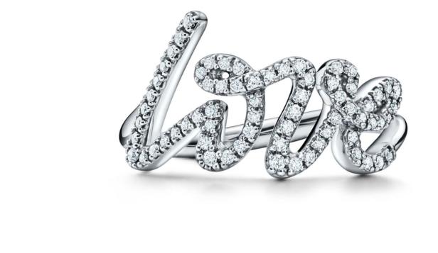 Ein silberner Ring in Form des Wortes „Love“, besetzt mit Diamanten.