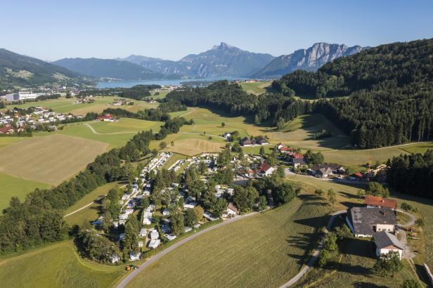 Luftaufnahme eines Campingplatzes am Ufer des Mondsees in Österreich.