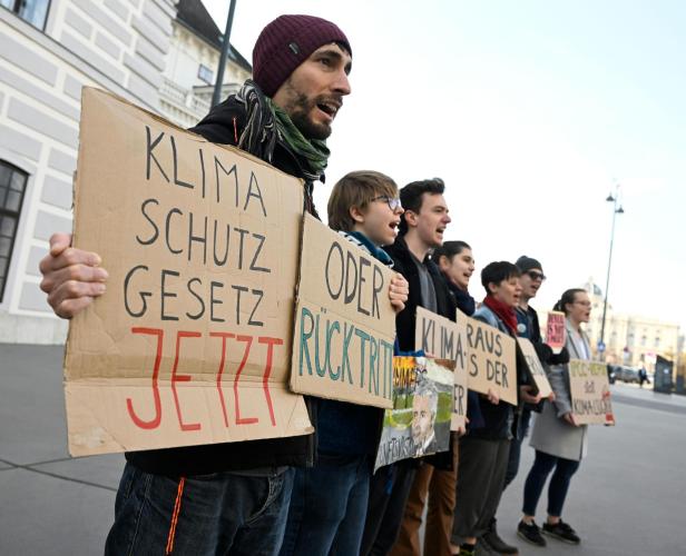 WIEN: PROTESTAKTION FRIDAYS FOR FUTURE - "BUNDESKANZLER NEHAMMER WIRD ZUM RÜCKTRITT AUFGEFORDERT"