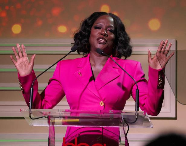 Viola Davis hält eine Rede an einem Rednerpult.
