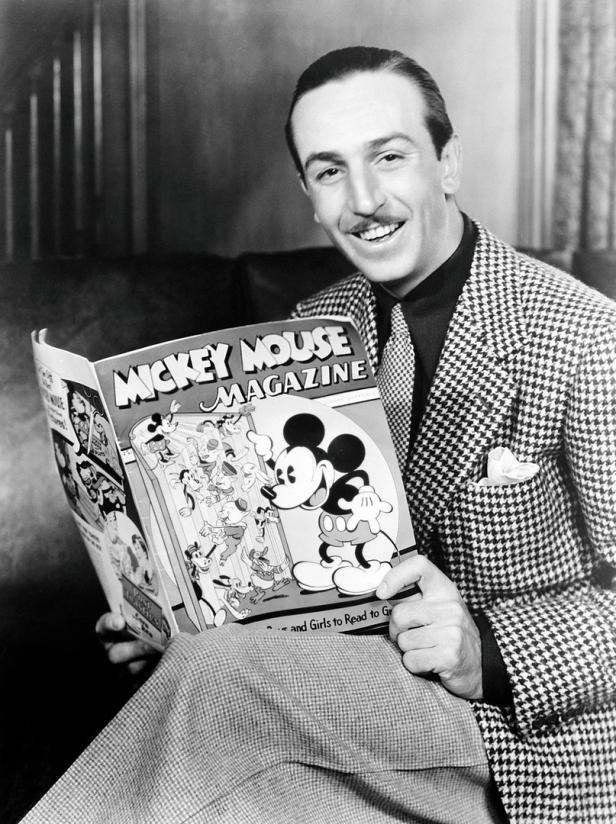 Walt Disney liest eine Ausgabe des „Mickey Mouse Magazine“.