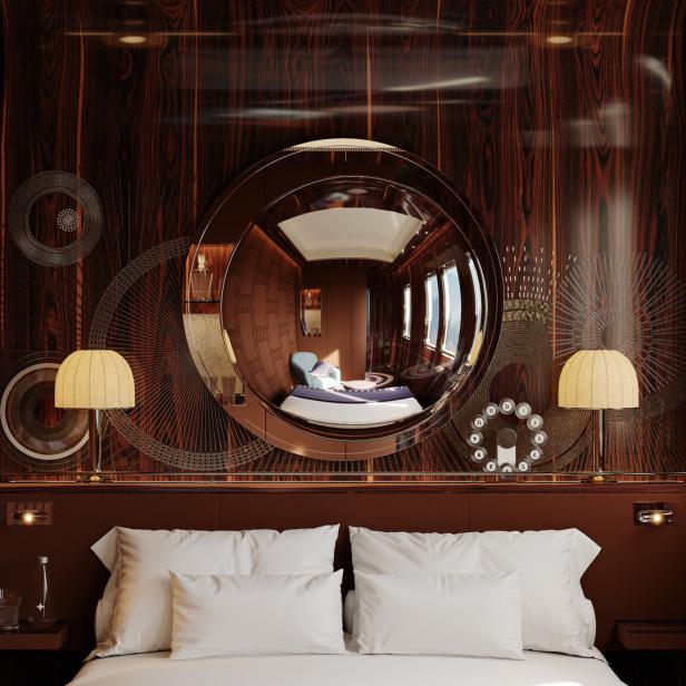 Ein Schlafzimmer in einem luxuriösen Zug mit einem runden Spiegel an der Wand.