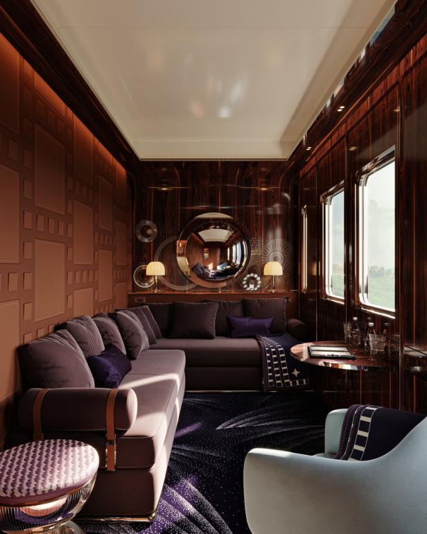 Das luxuriöse Interieur eines Zugabteils mit Sofa und Sessel.