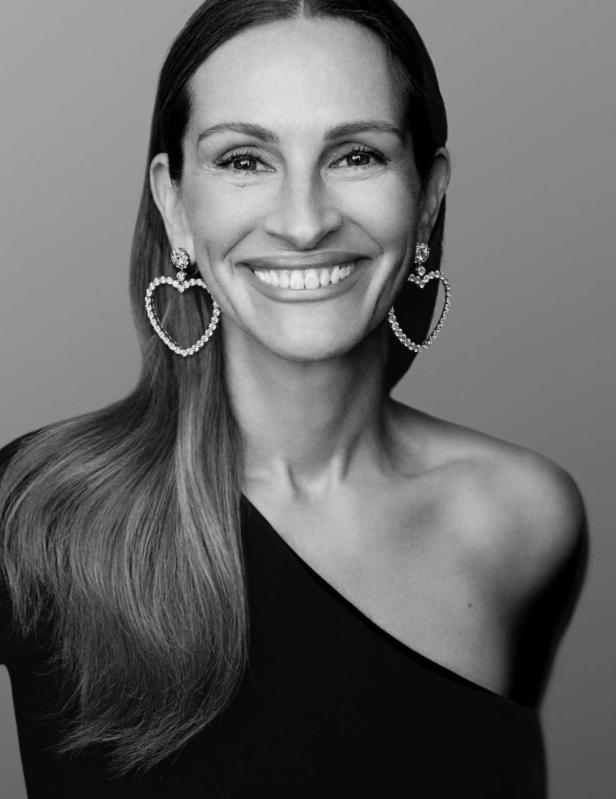 Julia Roberts lächelt und trägt herzförmige Ohrringe.