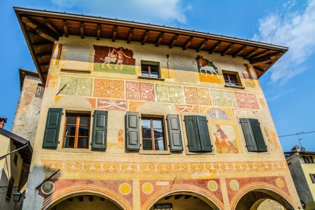 Die Fassade der Casa Dipinta in Clusone ist mit bunten Fresken verziert.
