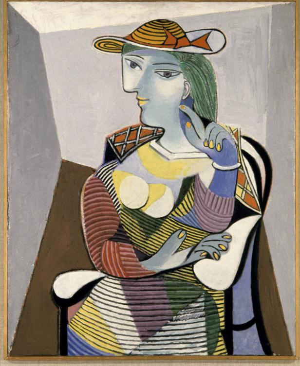 Ein Gemälde von Pablo Picasso zeigt eine Frau mit Hut, die in einem Stuhl sitzt.