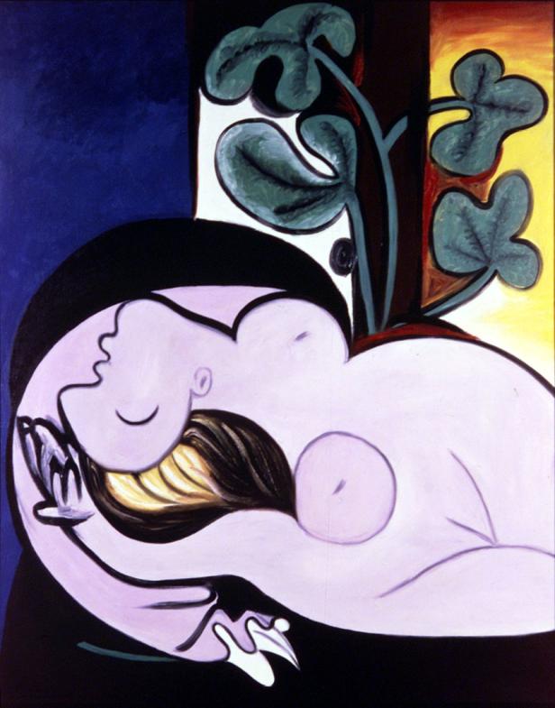 Ein Gemälde im Stil von Picasso zeigt eine liegende, stilisierte Frau mit Pflanzen im Hintergrund.