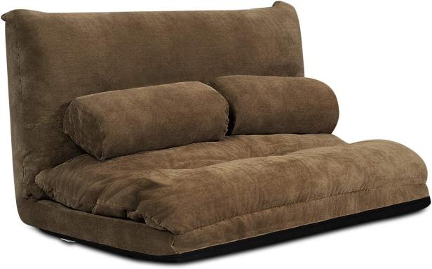 Ein braunes, zusammenklappbares Sofa mit zwei Kissen.