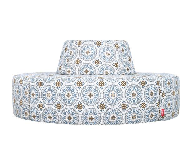Ein rundes, gemustertes Sofa mit einer niedrigen Rückenlehne.