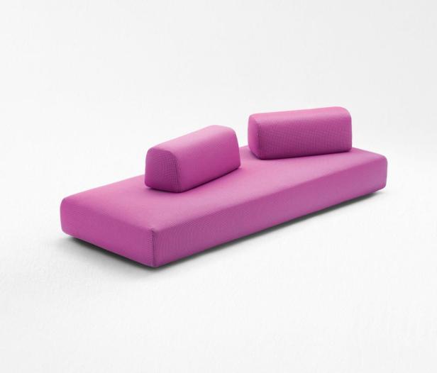 Ein lila Sofa mit zwei Kissen steht auf einem weißen Hintergrund.