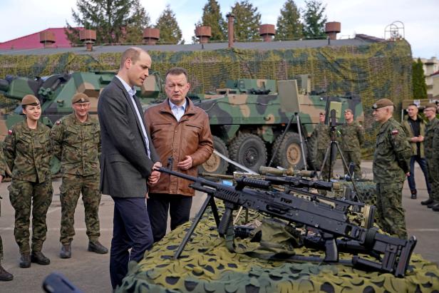 Prince William visits British and Polish troops in Rzeszow Prinz William besuchte britische Soldaten nahe Grenze zur Ukraine