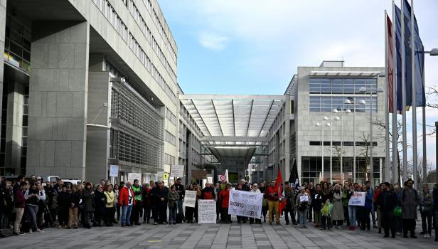 Hunderte Demonstranten vor Landhaus in Niederösterreich