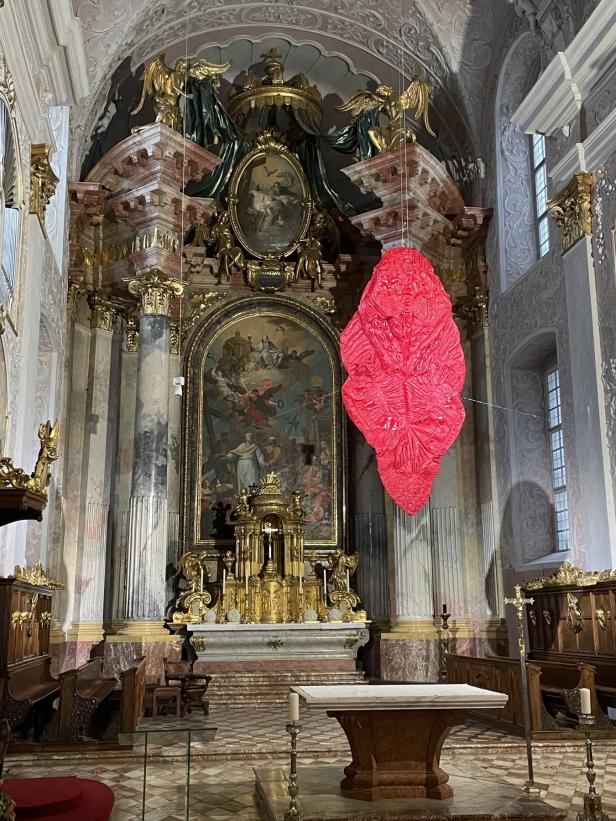 Ein Fastentuch im Klagenfurter Dom zeigt die Zunge - und regt auf