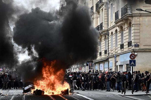 Mehr als 450 Festnahmen bei Pensionsprotesten in Frankreich