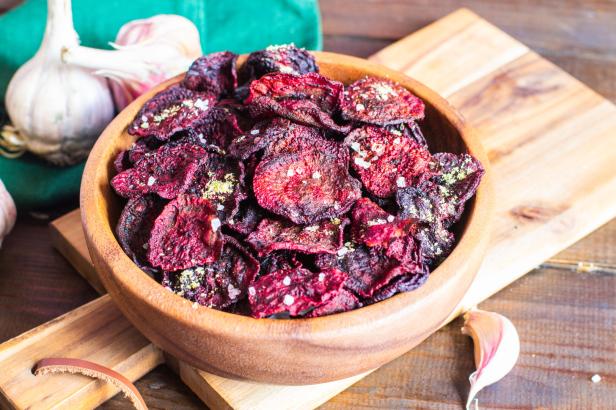 Rote Bete-Chips mit Salz in einer Holzschale.