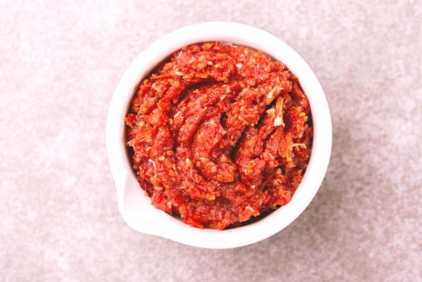 Harissa, eine traditionelle maghrebinische Paprikasauce, in einer weißen Schale.