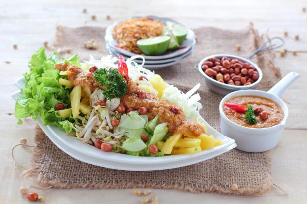 Indonesischer traditioneller Salat mit Erdnussdressing, üblicherweise Gado-Gado genannt.