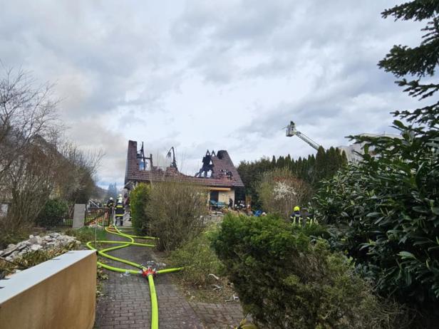 Dachstuhlbrand löste Großeinsatz der Feuerwehren bei St. Pölten aus